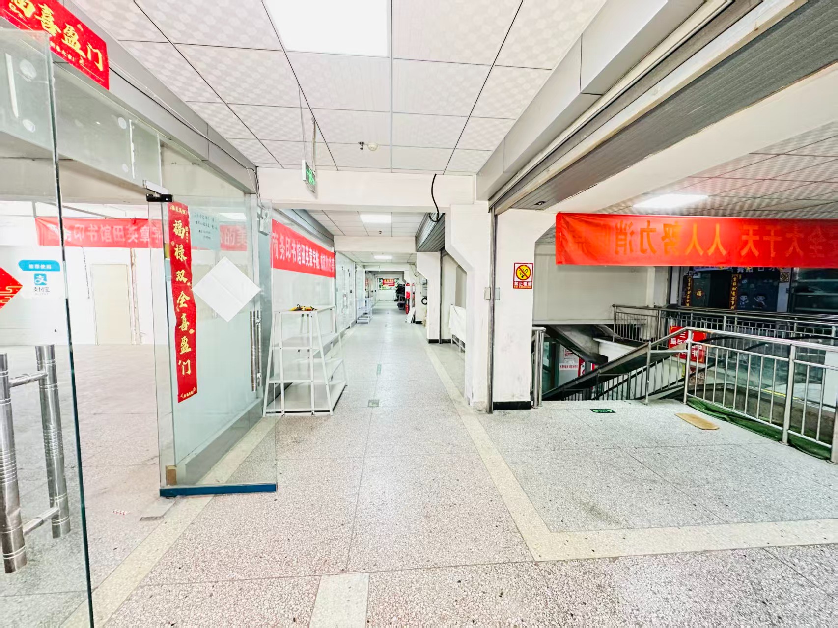 烧沟村路引入人工智能技术应用场景，推动AI与商业、零售、电商、企业服务等领域融合发展。